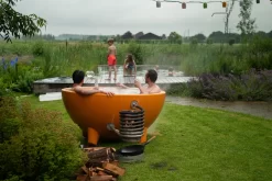 Weltevree Dutchtub Original Houtgestookte Hottub - 4 Personen - Oranje 21 Weltevree Dutchtub Original Houtgestookte Hottub - 4 Personen - Oranje -Zwembadapparatuur Winkel weltevree dutchtub original 2 medium 1